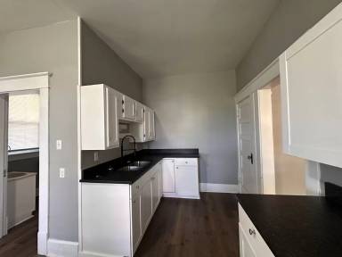 Main picture of 925 E Main St