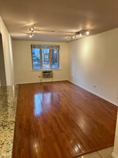 Main picture of 435 W Oakdale Ave