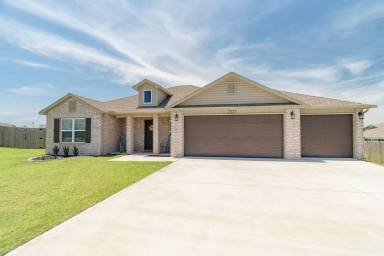 Main picture of 2327 Pinewood Ave