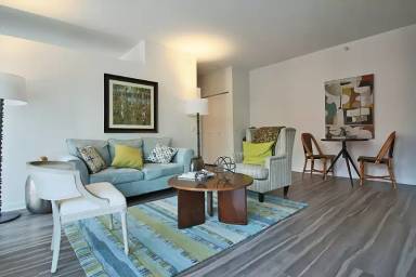 Main picture of 811 N La Salle Dr