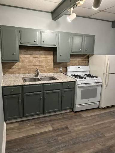 Main picture of 334 W 5th St