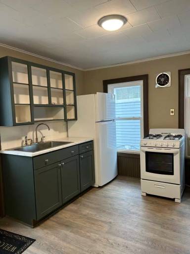 Main picture of 140 E 9th St