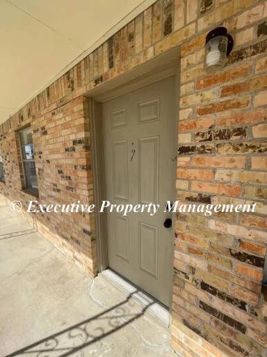 Main picture of 105 E Avenue B