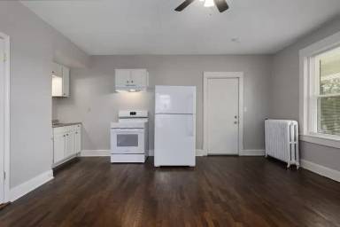 Main picture of 204 E Franklin St