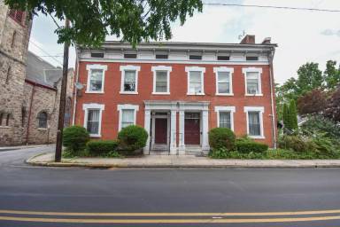 Main picture of 301 S Main St