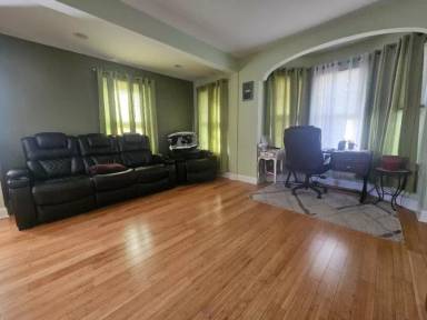 Main picture of 11 Pine St