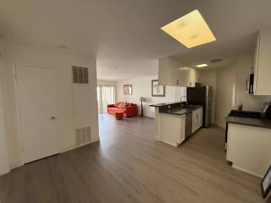 Main picture of 1525 N Kenmore Ave