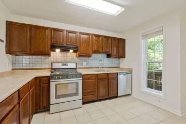 Main picture of 10070 Oakton Terrace Rd