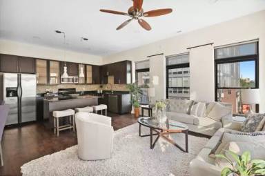 Main picture of 2158 N Damen Ave