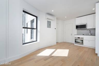 Main picture of 236 W 10th St