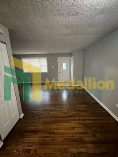 Main picture of 7233 S Saint Lawrence Ave