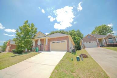 Main picture of 5569 Hampton Hill Cir
