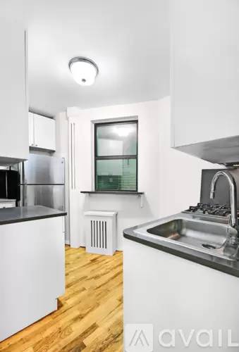 Main picture of 405 W 49th St