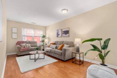 Main picture of 327 Centre St