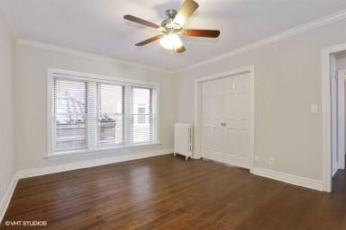 Main picture of 2448 W Addison St