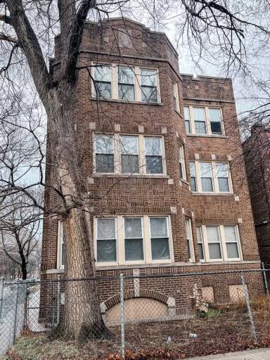 Main picture of 837 E 80th St