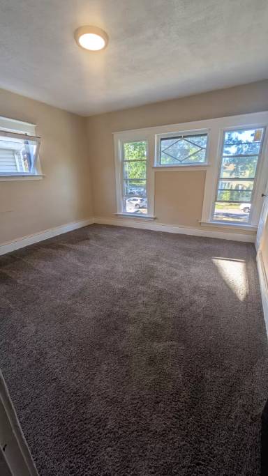 Main picture of 959 W 10th St