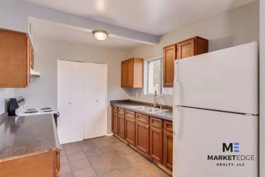 Main picture of 8 E Ivy St