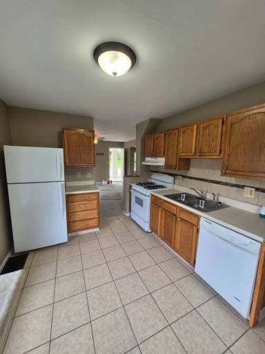 Main picture of 1001 S Hinshaw Ave