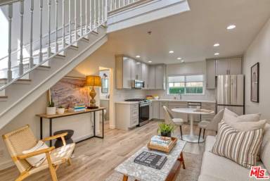 Main picture of 121 Strand St