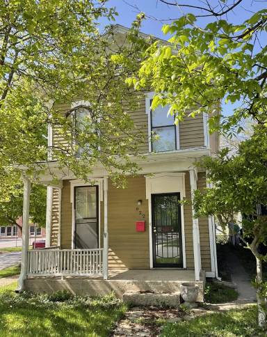 Main picture of 922 W Jefferson Blvd