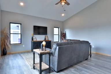 Main picture of 219 E 9th St