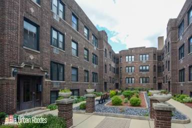 Main picture of 742 W Addison St