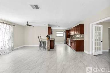 Main picture of 795 NW 35th St