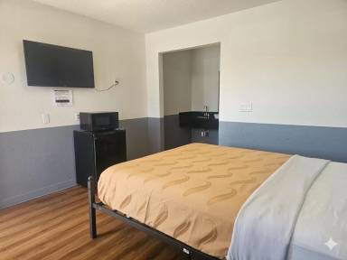 Main picture of 4080 N Blackstone Ave