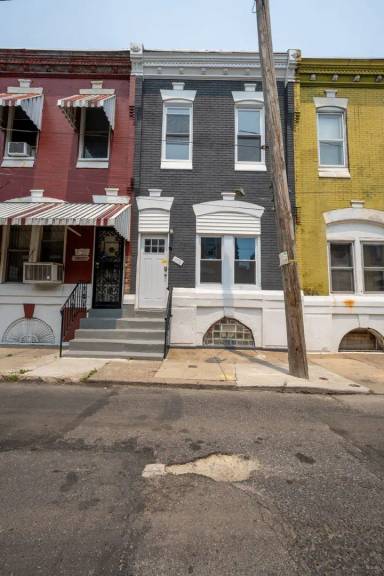 Main picture of 2725 W Oakdale St