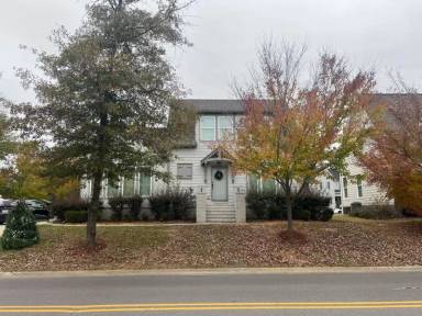 Main picture of 916 Broadway St