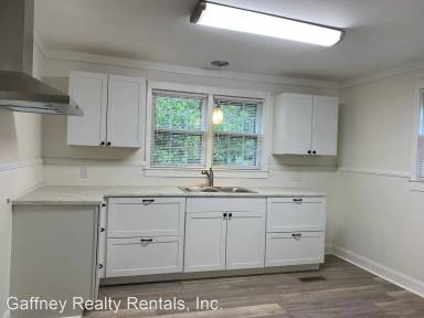 Main picture of 213 College Dr