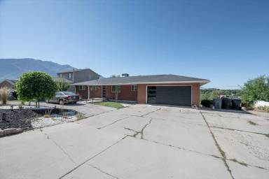Main picture of 818 S Canyon Rd