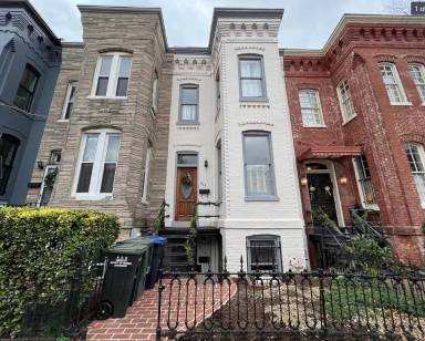 Main picture of 903 1/2 C St NE