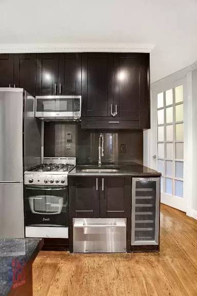 Main picture of 424 E 9th St