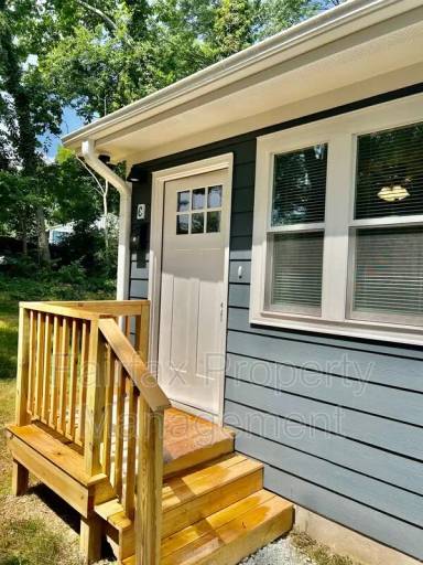 Main picture of 2418 Owen St