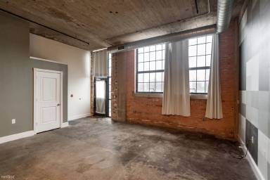 Main picture of 5766 Trumbull St