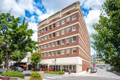 Main picture of 633 Main St