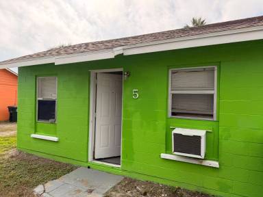 Main picture of 939 Admiral Dr