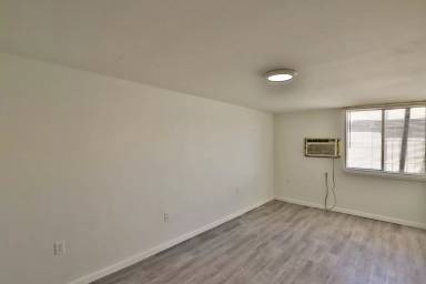 Main picture of 102 E Hatcher Rd