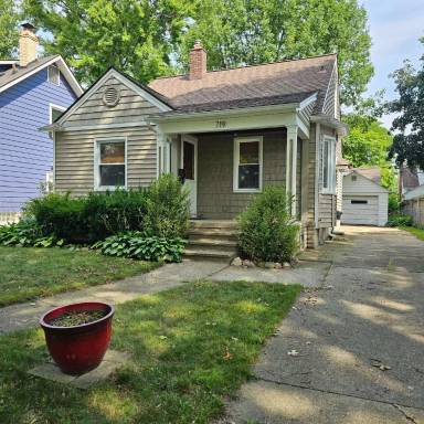Main picture of 719 E 3rd St