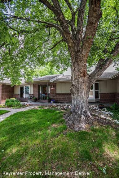 Main picture of 1070 S Elmira St