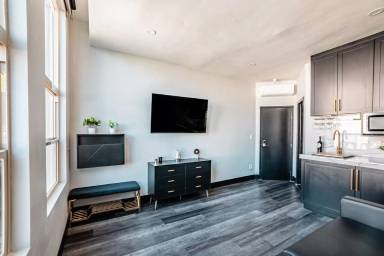 Main picture of 421 E St