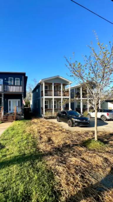 Main picture of 1050B Zophi St