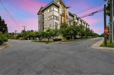 Main picture of 514 W 10th St