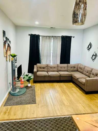 Main picture of 1638 W 57th St