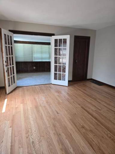 Main picture of 1637 Lawrence Ave