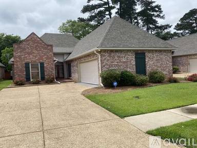Main picture of 707 Versailles Dr