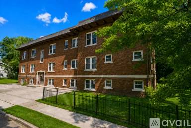 Main picture of 111 Hollinger Ave