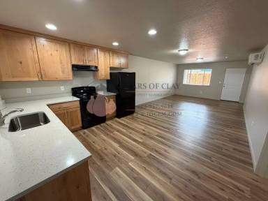 Main picture of 1010 NW Highlands Loop